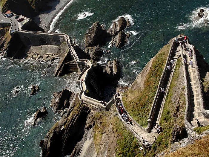 La escalera de piedra que sube hasta la ermita de San Juan de Gaztelugatxe, sobre el mar.