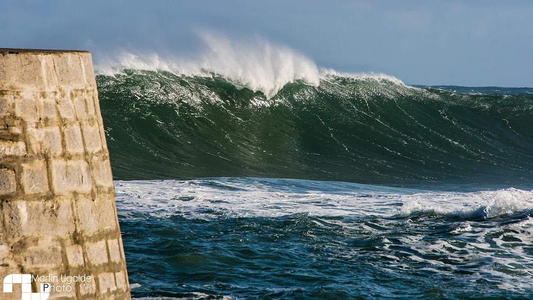 La ola izquierda de Mundaka rompiendo junto al espigón del puerto.